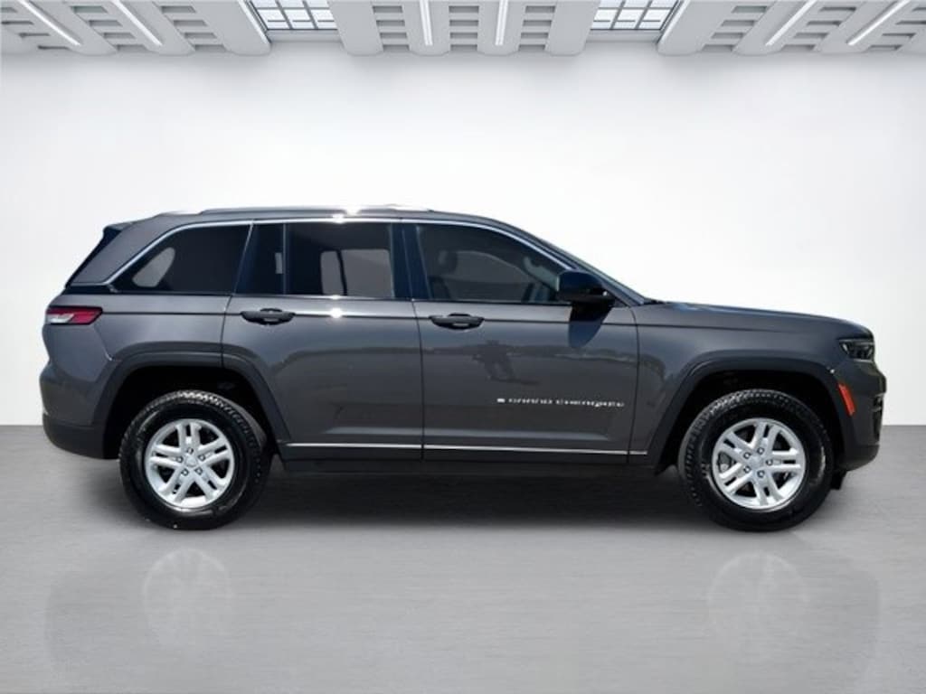 Used 2023 Jeep Grand Cherokee Laredo