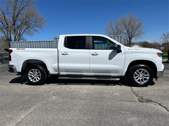 2022 Chevrolet Silverado 1500 LT photo 3