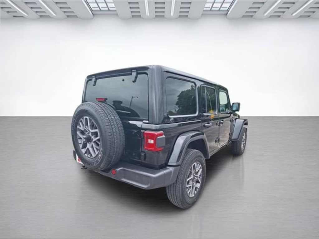 Used 2025 Jeep Wrangler 4-Door Sahara 4x4 SUV