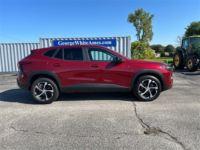 2025 Chevrolet Trax photo 2