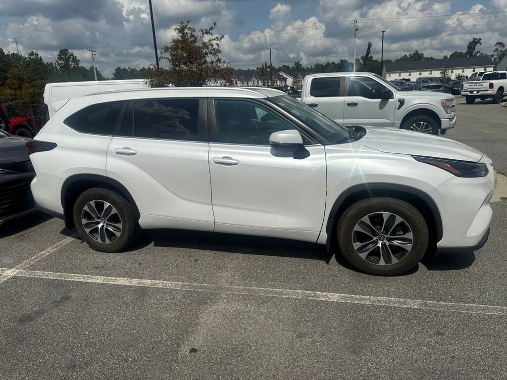 Used 2024 Toyota Highlander XLE XLE FWD