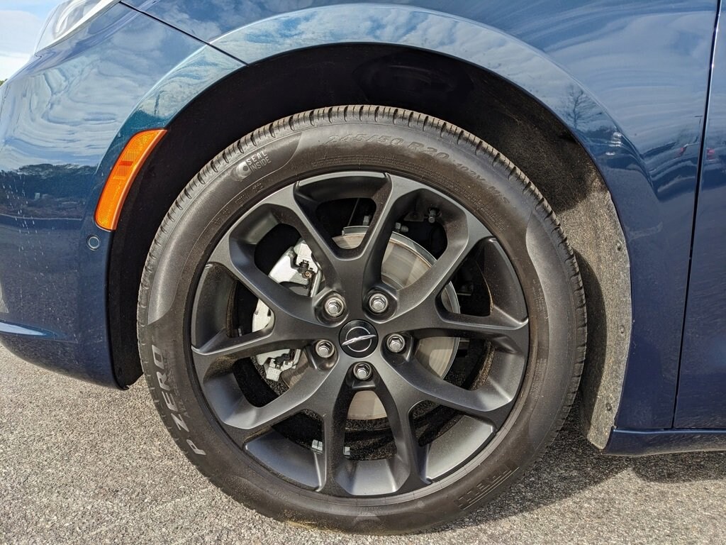 Used 2024 Chrysler Pacifica Limited Limited FWD