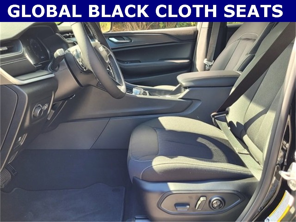 New 2025 Jeep Grand Cherokee LAREDO 4X2 Sport Utility