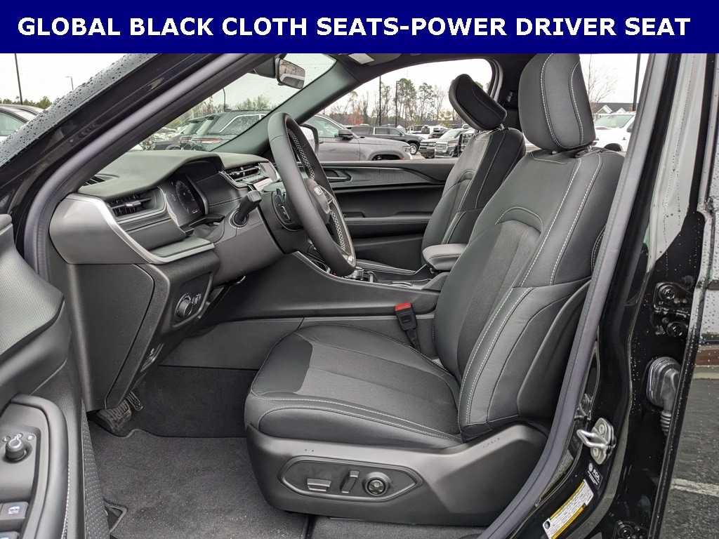 New 2025 Jeep Grand Cherokee LAREDO 4X2 Sport Utility