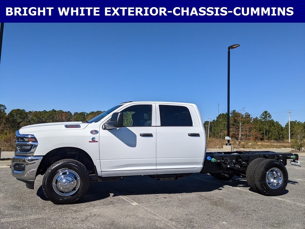 New 2026 Ram 3500 Chassis Cab 3500 TRADESMAN CREW CAB CHASSIS 4X2 60' CA Pickup