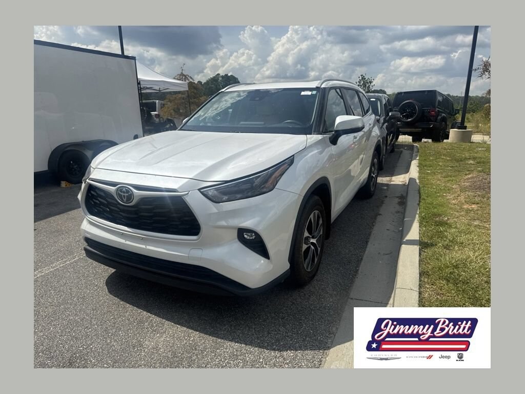 Used 2024 Toyota Highlander XLE XLE FWD