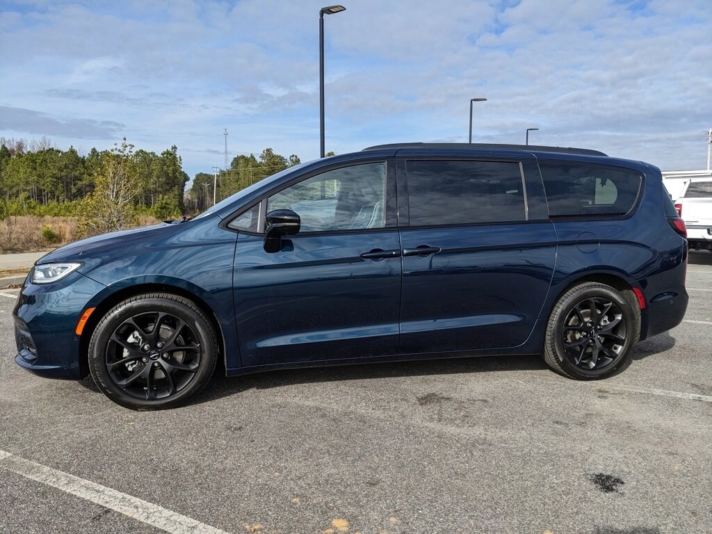 Used 2024 Chrysler Pacifica Limited Limited FWD