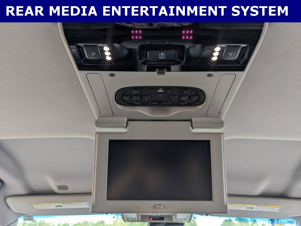 2017 Chevrolet Suburban 1500 LT photo 2