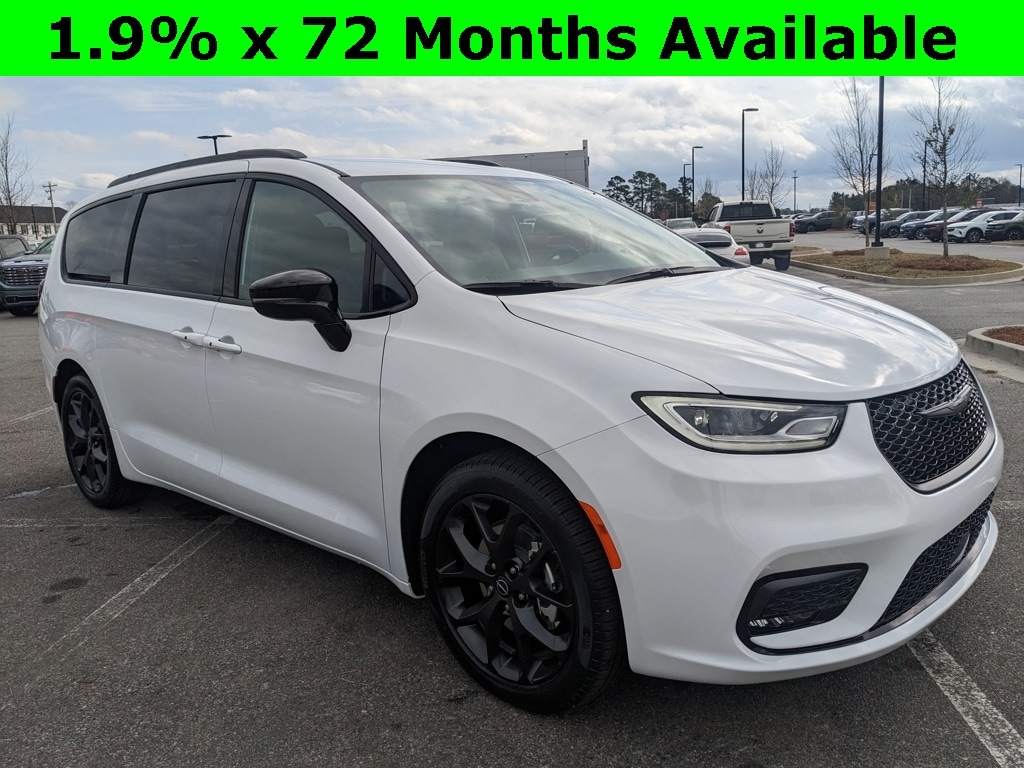 2026 Chrysler Pacifica Select's photo