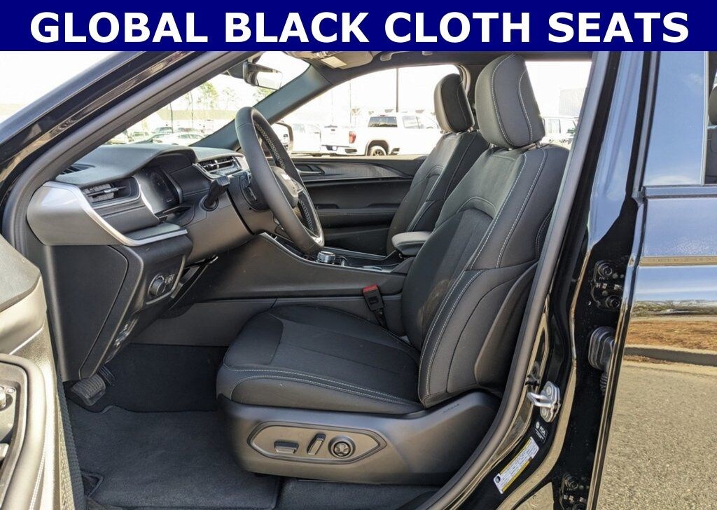 New 2026 Jeep Grand Cherokee LAREDO 4X2 Sport Utility