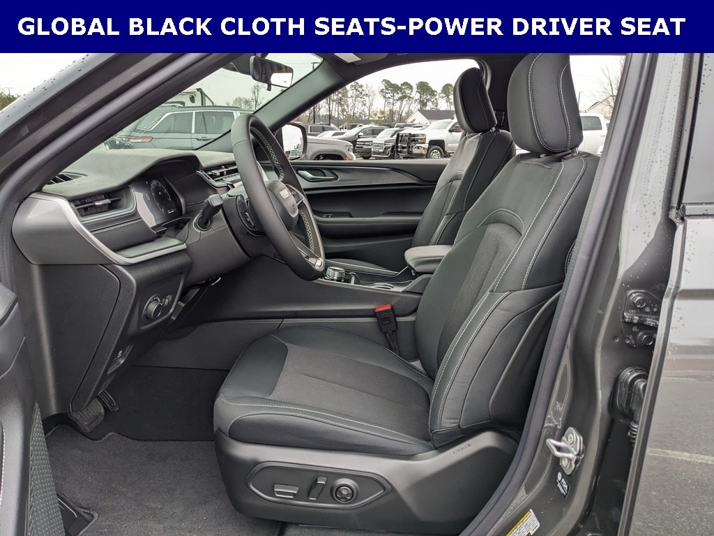 New 2025 Jeep Grand Cherokee LAREDO 4X2 Sport Utility