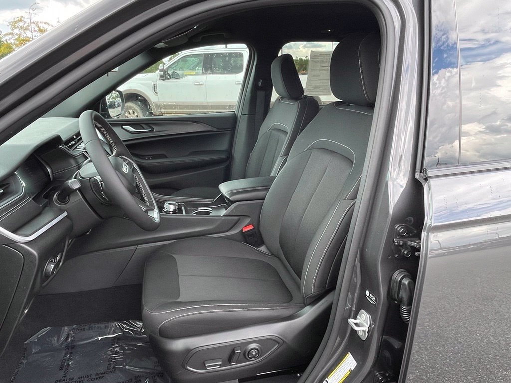 Used 2026 Jeep Grand Cherokee Laredo Laredo 4x2