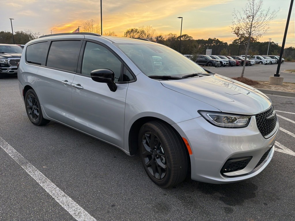 2026 Chrysler Pacifica photo 3