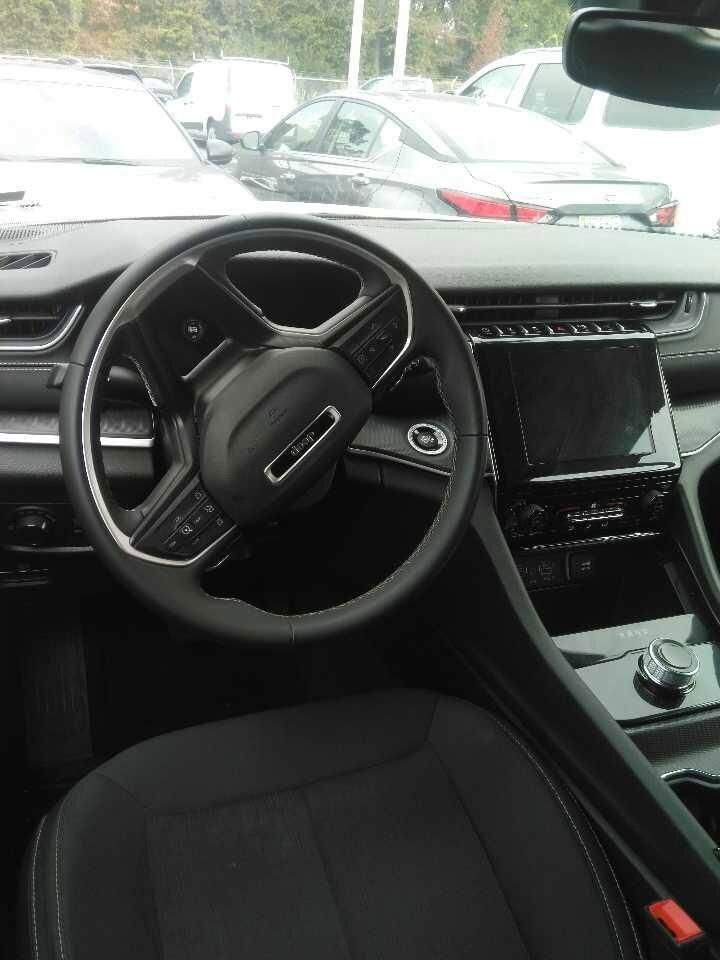 2023 Jeep Grand Cherokee Laredo Altitude photo 2