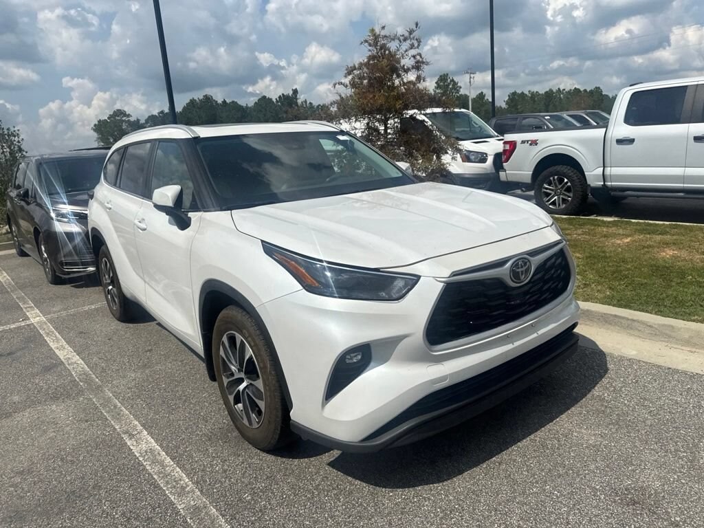 Used 2024 Toyota Highlander XLE XLE FWD