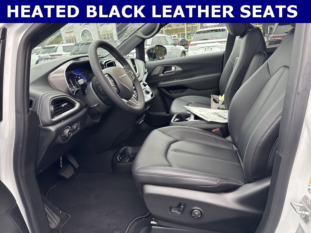 2026 Chrysler Pacifica photo 2