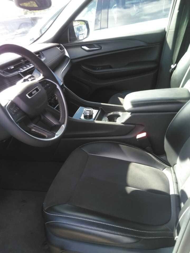 2023 Jeep Grand Cherokee Laredo Altitude photo 2