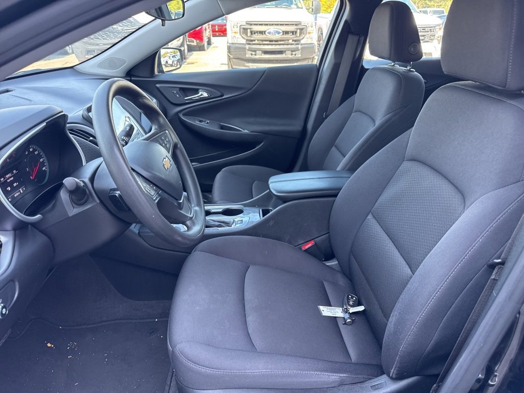 2024 Chevrolet Malibu 1LT photo 2
