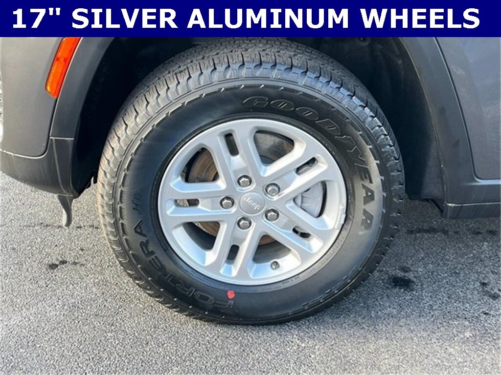 2025 Jeep Grand Cherokee Laredo photo 4