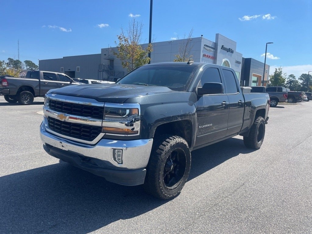 Used 2017 Chevrolet Silverado 1500 LT 4WD Double Cab 143.5 LT w/1LT