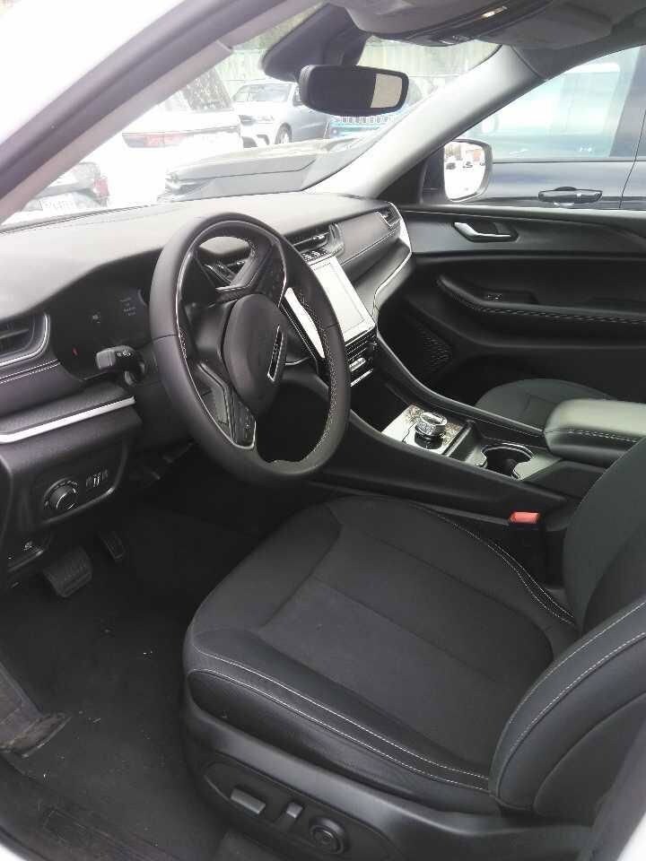 2023 Jeep Grand Cherokee Laredo Altitude photo 3