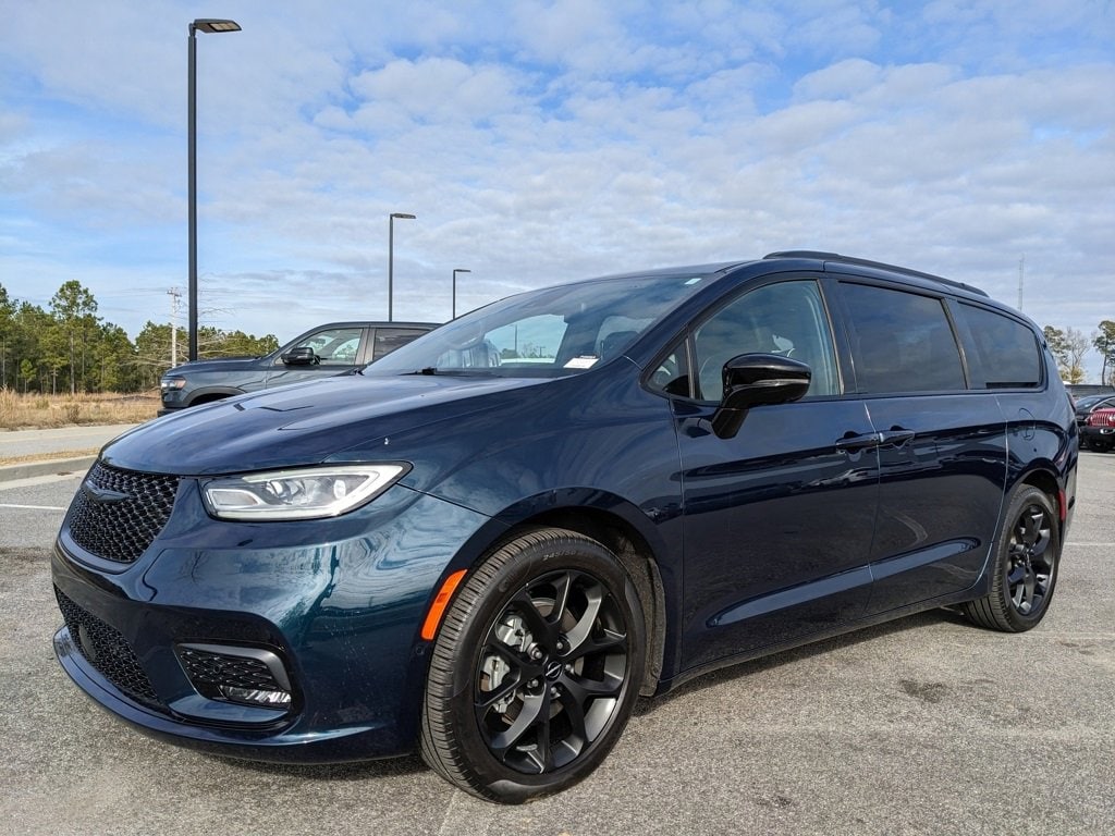 Used 2024 Chrysler Pacifica Limited Limited FWD