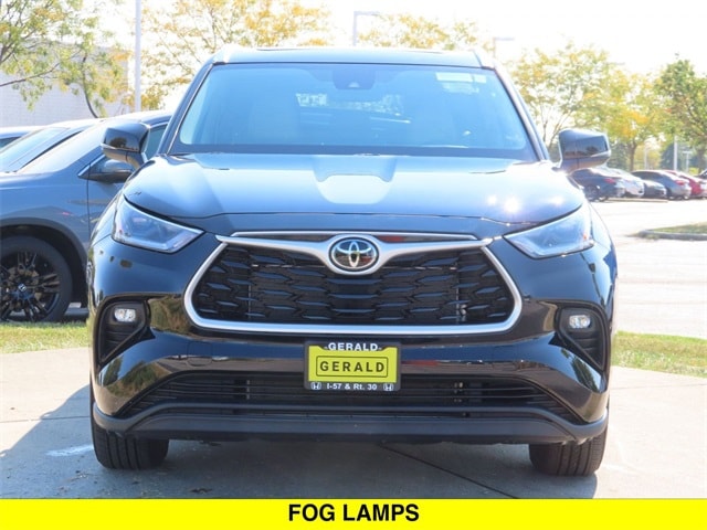 Used 2021 Toyota Highlander XLE with VIN 5TDGZRBH3MS557385 for sale in North Aurora, IL