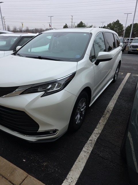 2021 Toyota Sienna XLE's photo