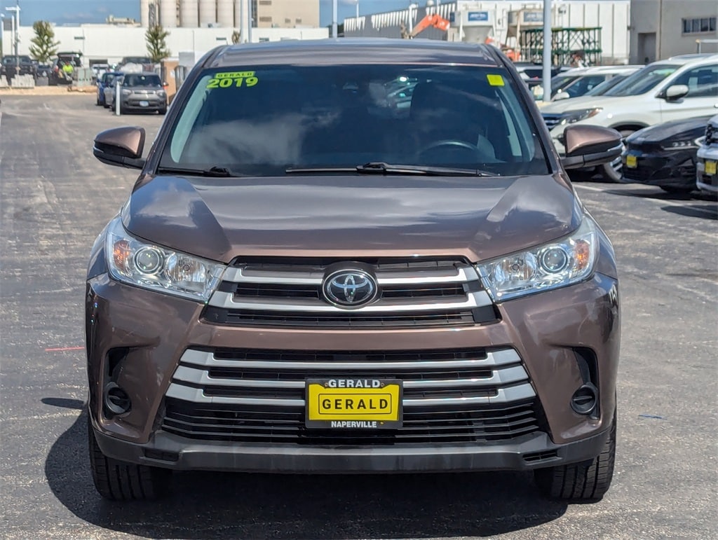 Used 2019 Toyota Highlander LE with VIN 5TDZZRFH7KS293152 for sale in North Aurora, IL