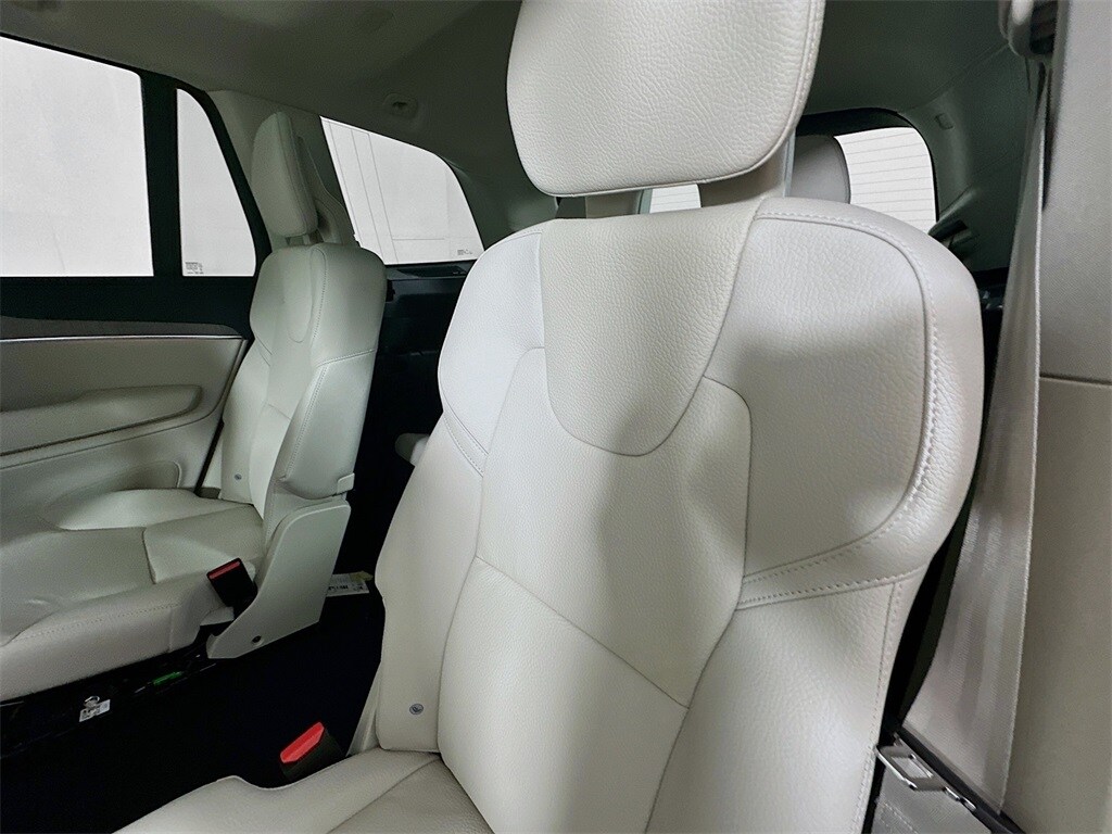 2025 Volvo XC90 T8 Plus photo 4