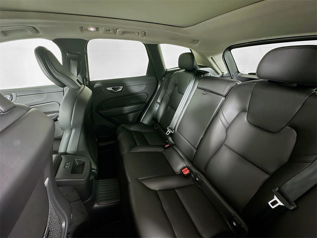 2025 Volvo XC60 Hybrid T8 Core photo 4