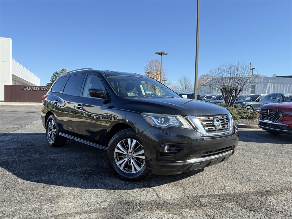2019 Nissan Pathfinder SV's photo