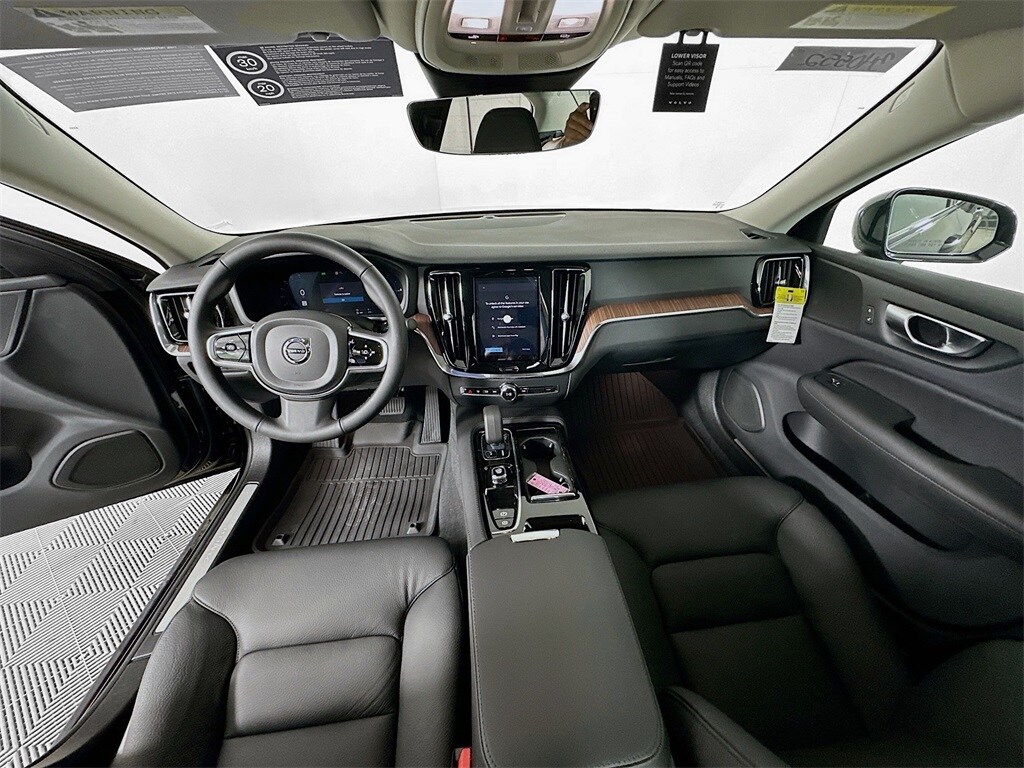 2024 Volvo S60 Recharge T8 Plus photo 2