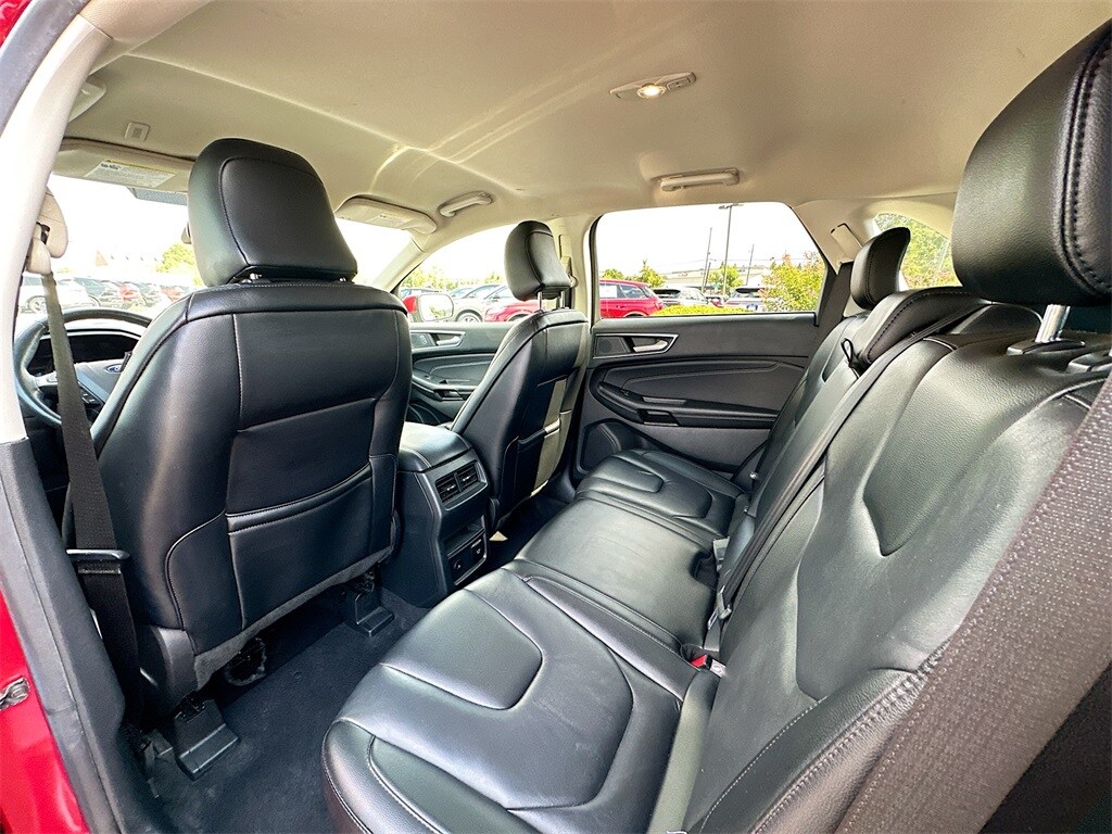 2022 Ford Edge Titanium photo 2