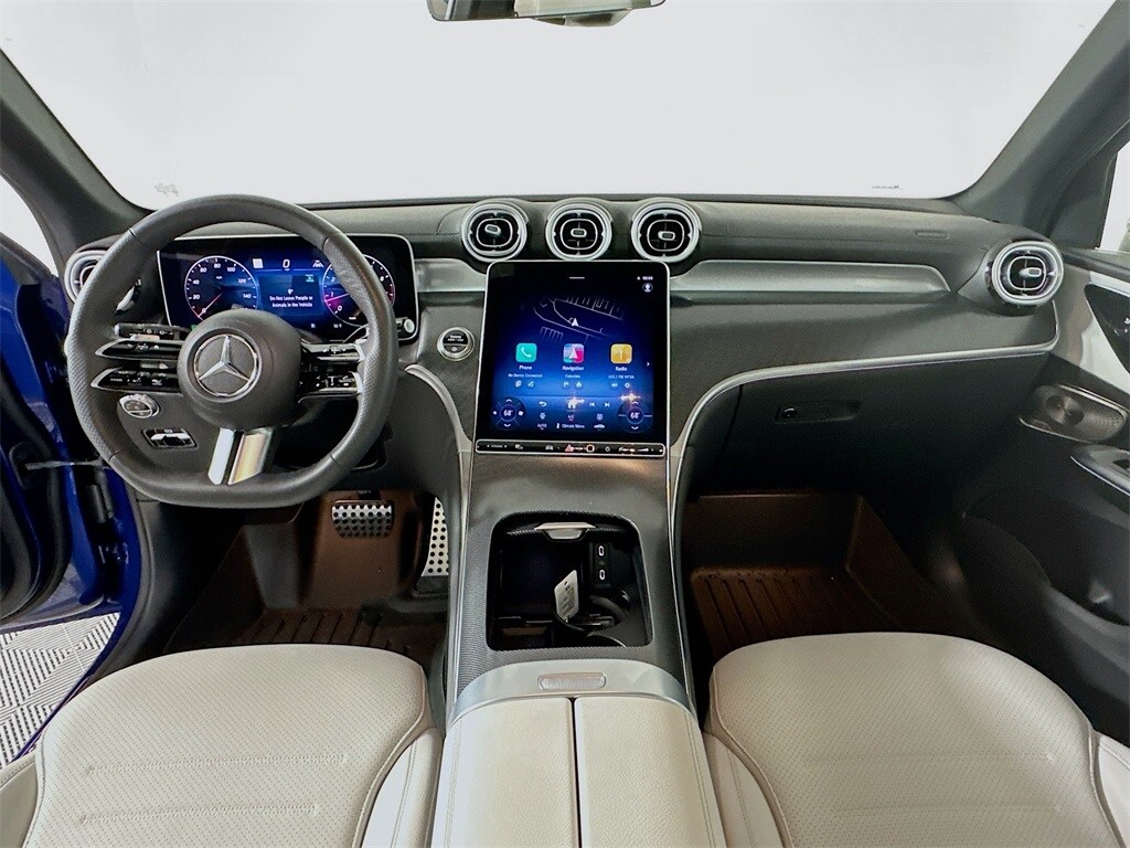 2025 Mercedes Benz GLC 300 photo 3