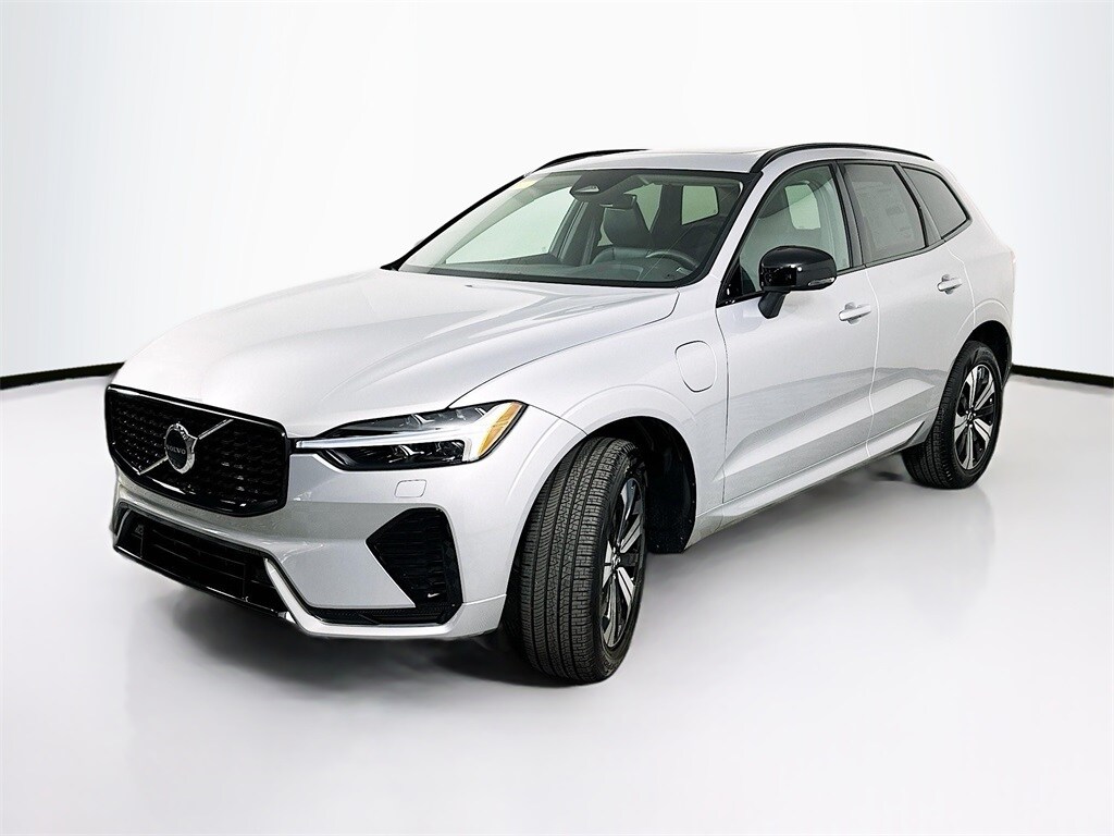 2025 Volvo XC60 Hybrid T8 Core photo 2