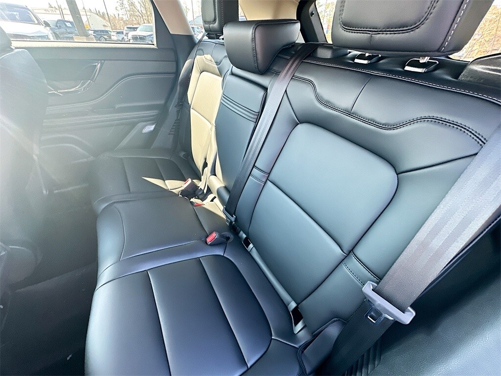 2025 Lincoln Corsair Premiere photo 2