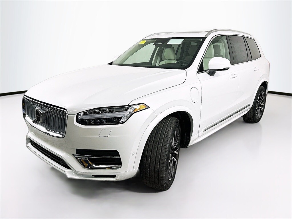 2025 Volvo XC90 T8 Plus photo 2