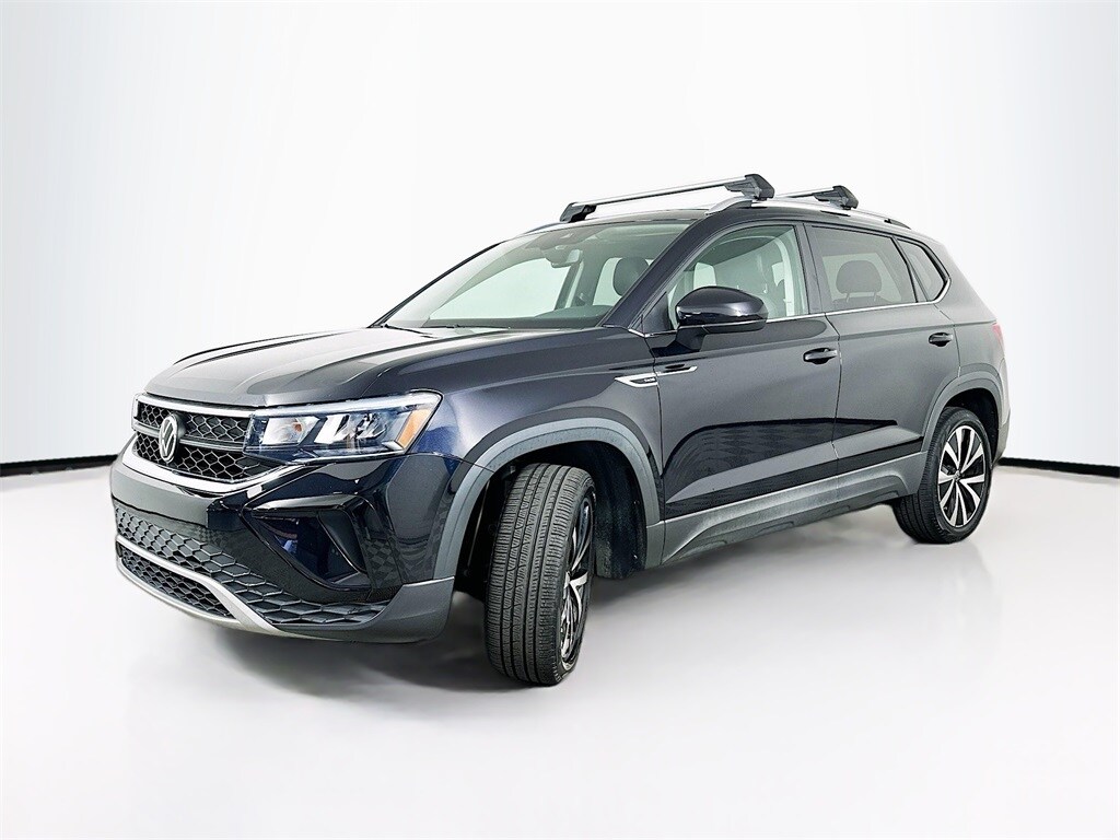 2022 Volkswagen Taos SE photo 2