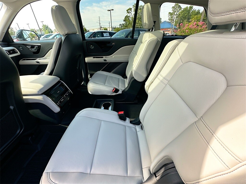 2025 Lincoln Aviator Premiere photo 2