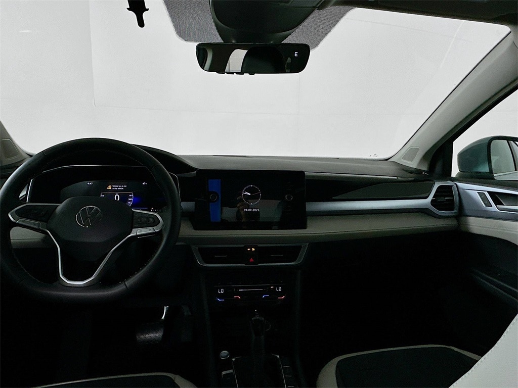 New 2025 Volkswagen Taos 1.5T SE SUV
