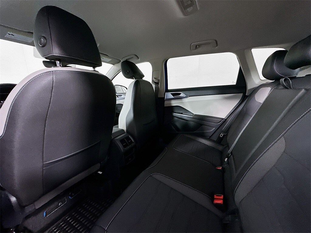 2025 Volkswagen Taos SE photo 4