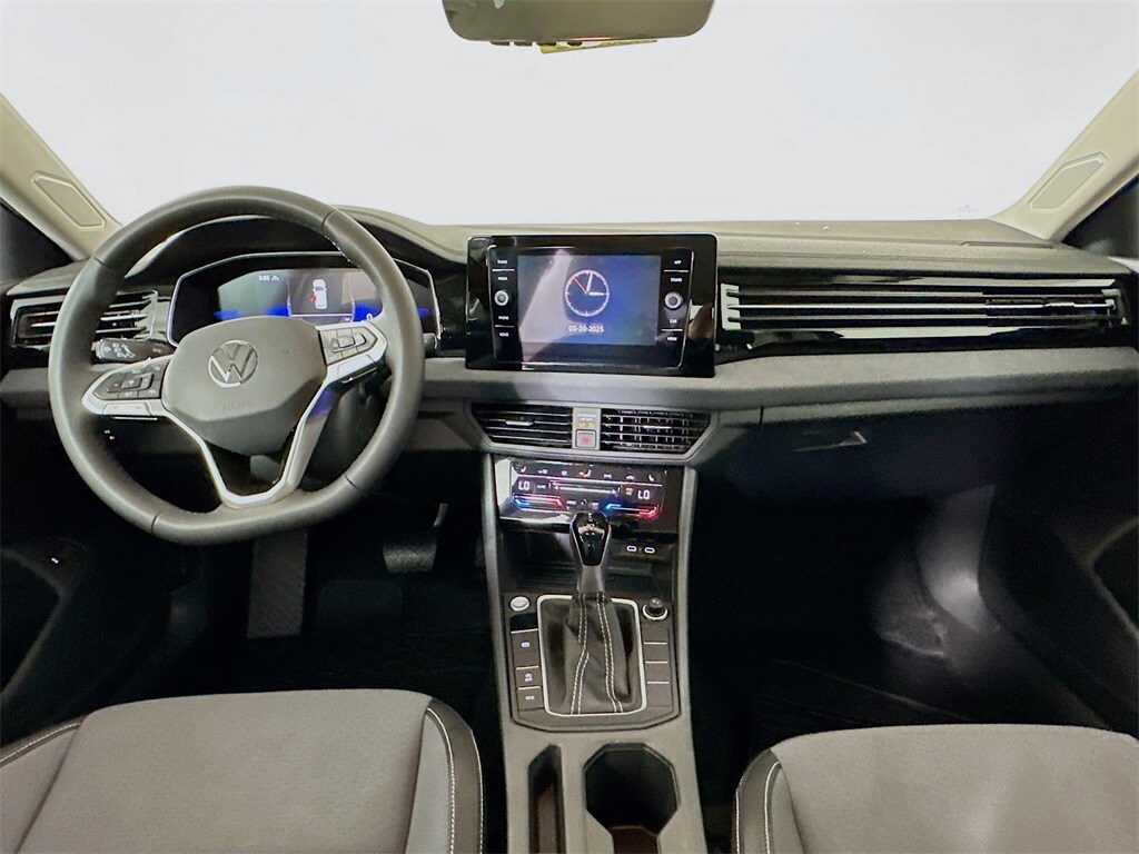 2025 Volkswagen Jetta SE photo 3