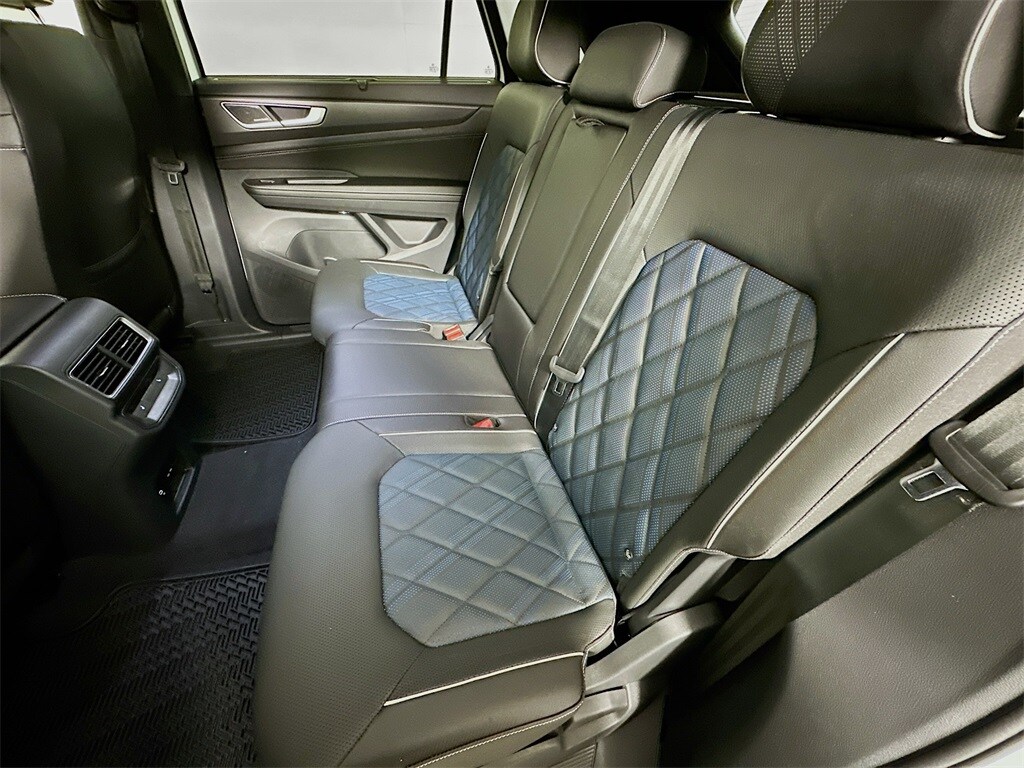 2025 Volkswagen Atlas Cross Sport SEL Premium R-Line photo 4