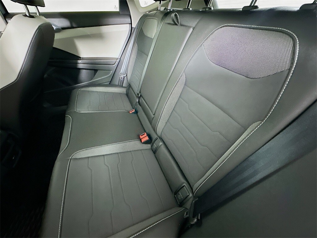 2025 Volkswagen Taos SE photo 2