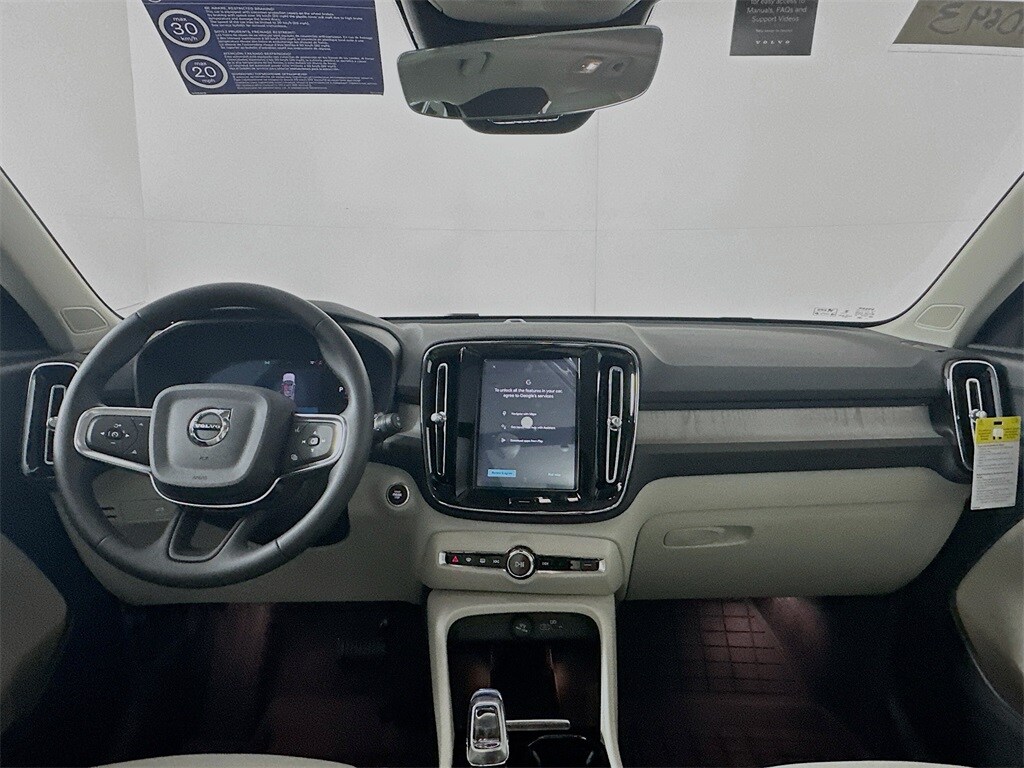 2025 Volvo XC40 Plus photo 2