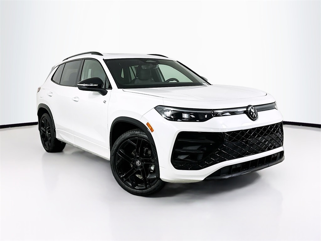 2025 Volkswagen Tiguan SE R-LINE BLACK's photo