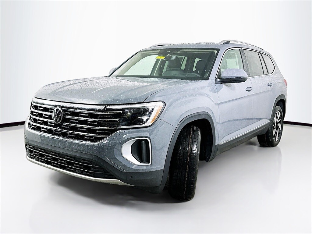 2025 Volkswagen Atlas SEL photo 2