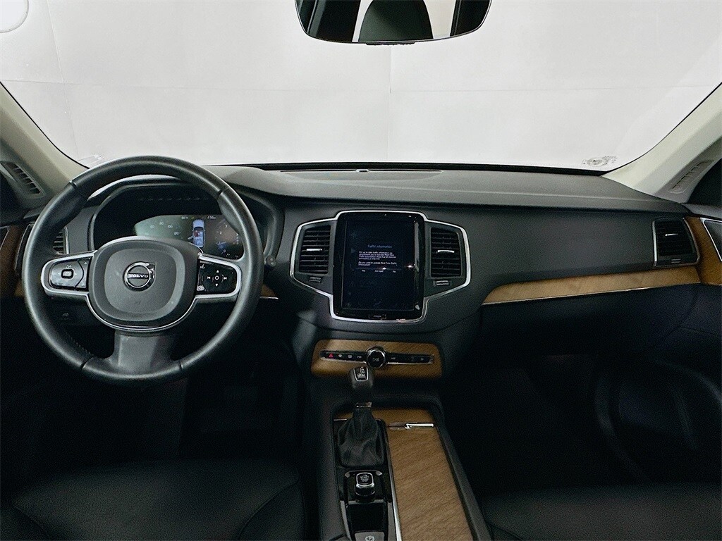 2022 Volvo XC90 T6 Momentum photo 3