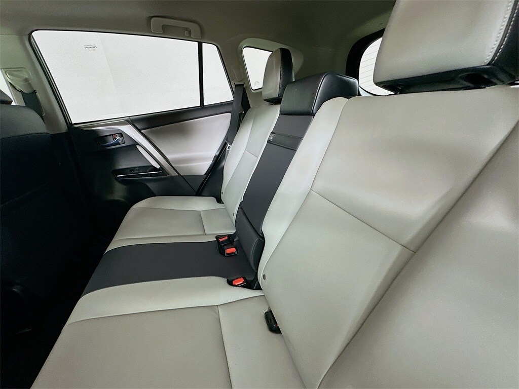 2018 Toyota RAV4 Hybrid Limited photo 4